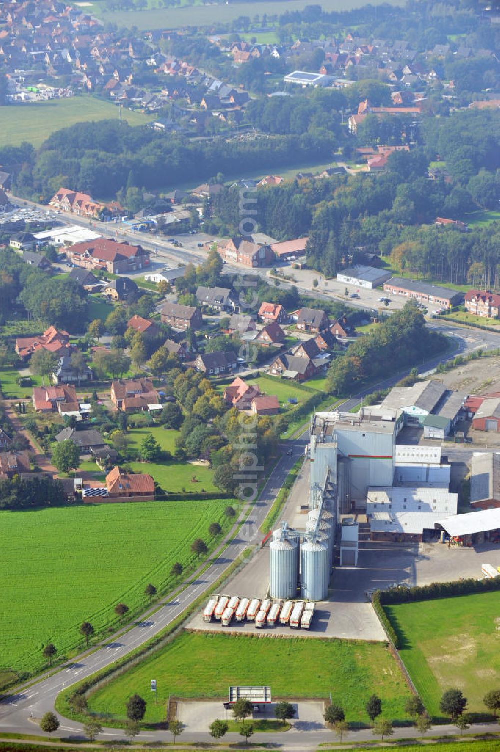 Aerial photograph Bawinkel - Blick auf das Firmengelände des Landhandels und Kraftfutterwerk der Tihen GmbH & Co KG in Bawinkel / Niedersachsen. Die Marke TIBA Kraftfutter ist in der deutschen und europäischen Tierzucht und Landwirtschaft weit verbreitet. Premises of Tihen GmbH & Co KG in Bawinkel / Lower Saxony. The brand TIBA feed is in the German and European animal breeding and farming is widespread.