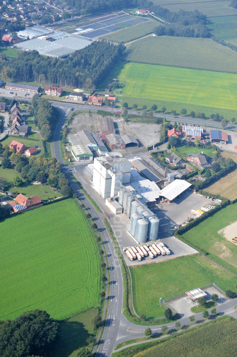 Bawinkel from above - Blick auf das Firmengelände des Landhandels und Kraftfutterwerk der Tihen GmbH & Co KG in Bawinkel / Niedersachsen. Die Marke TIBA Kraftfutter ist in der deutschen und europäischen Tierzucht und Landwirtschaft weit verbreitet. Premises of Tihen GmbH & Co KG in Bawinkel / Lower Saxony. The brand TIBA feed is in the German and European animal breeding and farming is widespread.