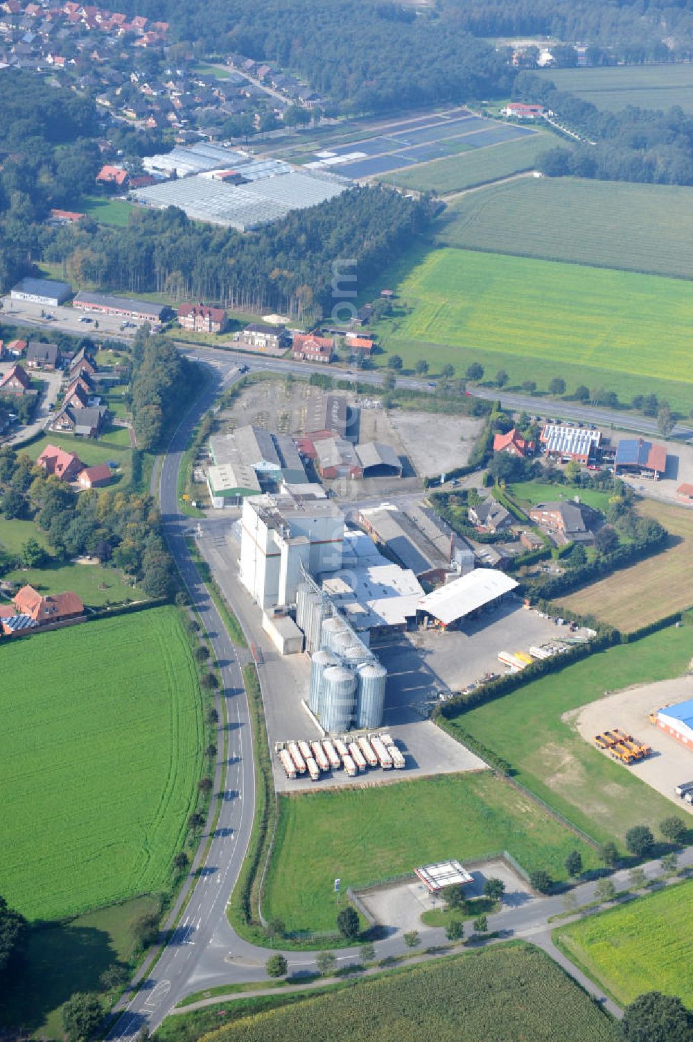 Bawinkel from the bird's eye view: Blick auf das Firmengelände des Landhandels und Kraftfutterwerk der Tihen GmbH & Co KG in Bawinkel / Niedersachsen. Die Marke TIBA Kraftfutter ist in der deutschen und europäischen Tierzucht und Landwirtschaft weit verbreitet. Premises of Tihen GmbH & Co KG in Bawinkel / Lower Saxony. The brand TIBA feed is in the German and European animal breeding and farming is widespread.