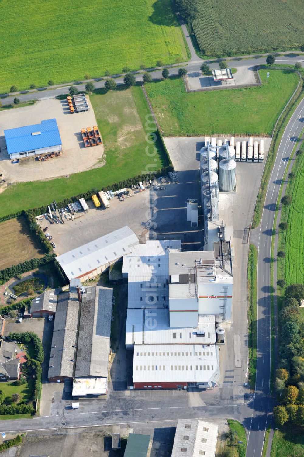 Bawinkel from above - Blick auf das Firmengelände des Landhandels und Kraftfutterwerk der Tihen GmbH & Co KG in Bawinkel / Niedersachsen. Die Marke TIBA Kraftfutter ist in der deutschen und europäischen Tierzucht und Landwirtschaft weit verbreitet. Premises of Tihen GmbH & Co KG in Bawinkel / Lower Saxony. The brand TIBA feed is in the German and European animal breeding and farming is widespread.