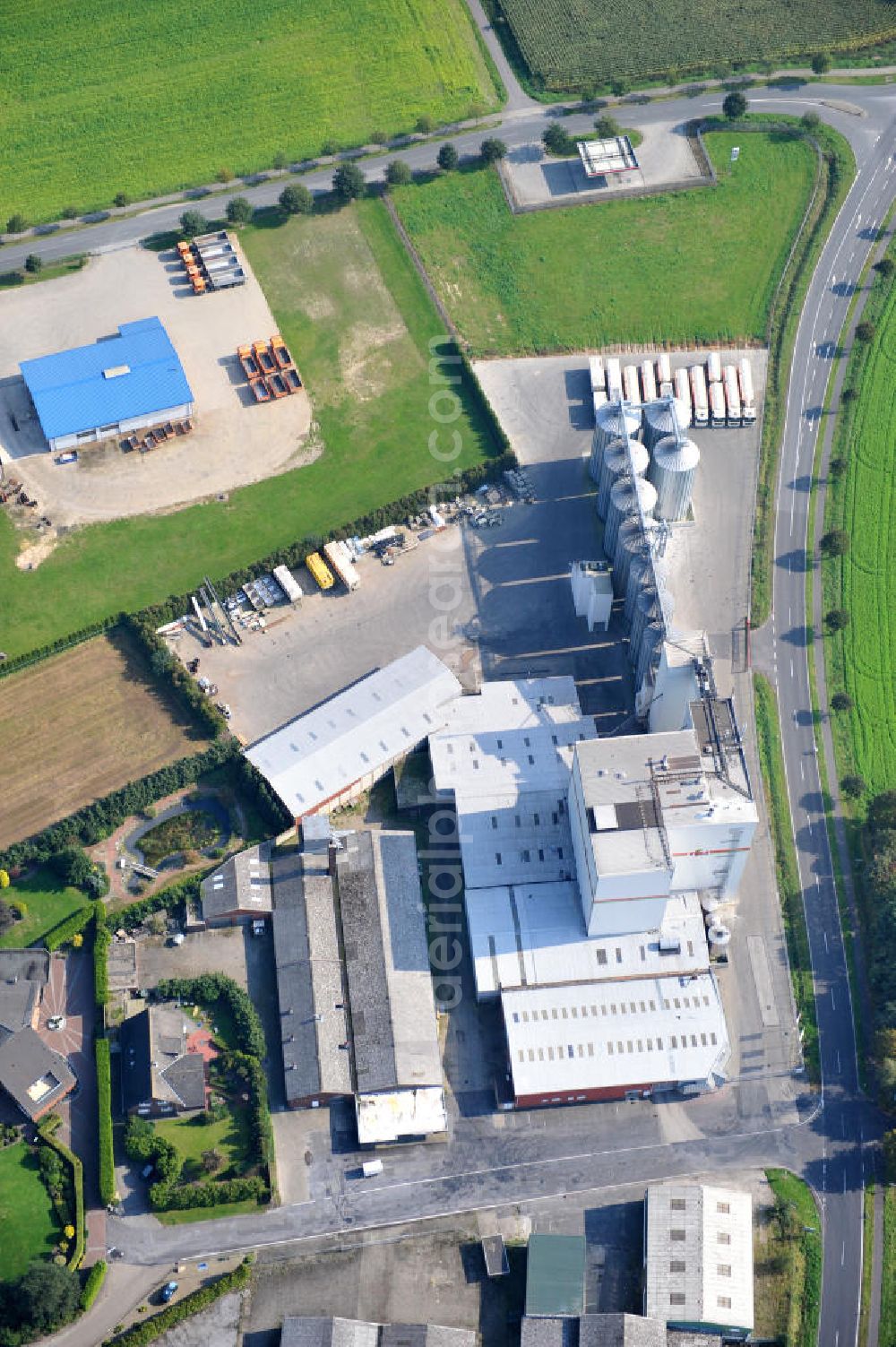 Aerial image Bawinkel - Blick auf das Firmengelände des Landhandels und Kraftfutterwerk der Tihen GmbH & Co KG in Bawinkel / Niedersachsen. Die Marke TIBA Kraftfutter ist in der deutschen und europäischen Tierzucht und Landwirtschaft weit verbreitet. Premises of Tihen GmbH & Co KG in Bawinkel / Lower Saxony. The brand TIBA feed is in the German and European animal breeding and farming is widespread.