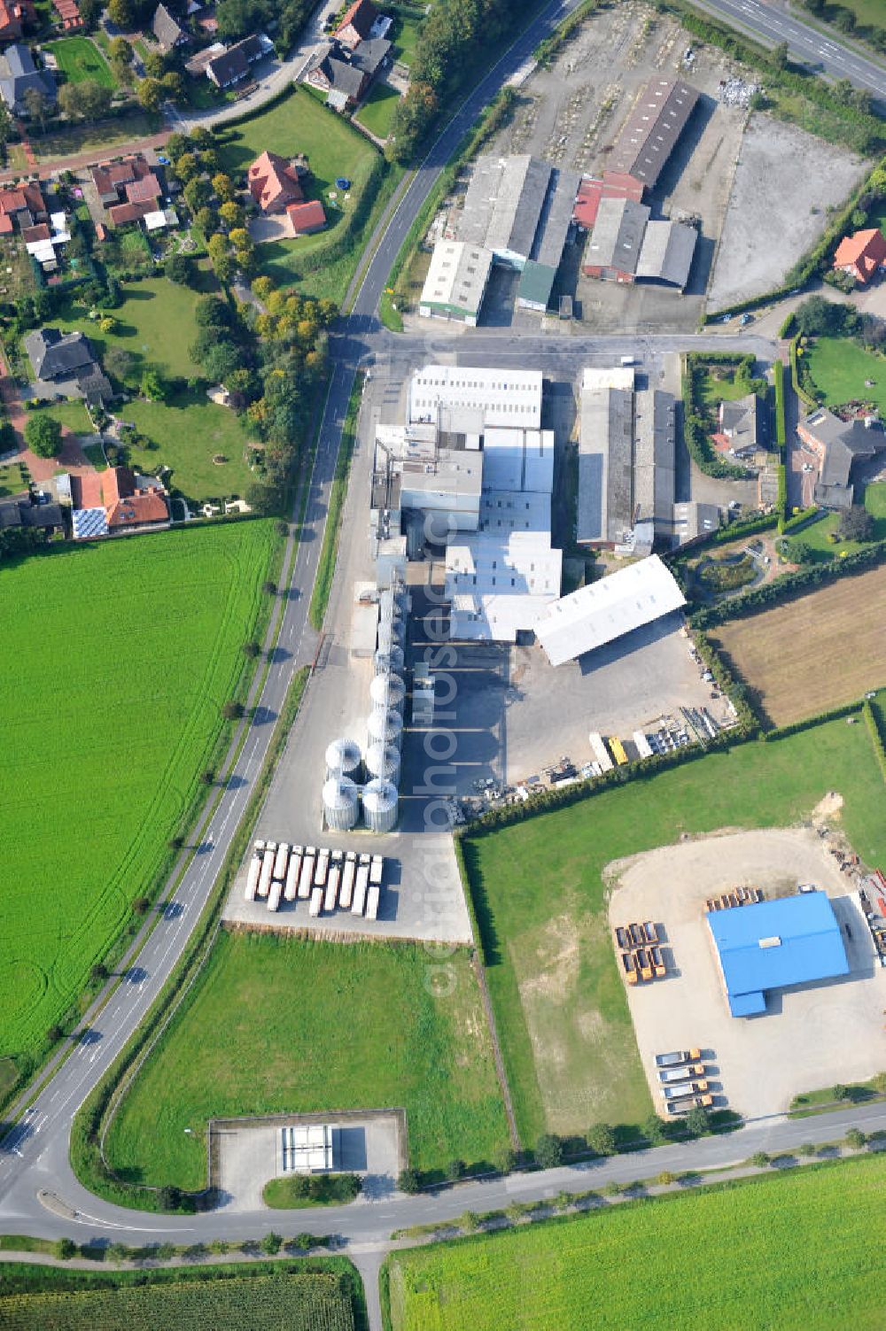 Bawinkel from the bird's eye view: Blick auf das Firmengelände des Landhandels und Kraftfutterwerk der Tihen GmbH & Co KG in Bawinkel / Niedersachsen. Die Marke TIBA Kraftfutter ist in der deutschen und europäischen Tierzucht und Landwirtschaft weit verbreitet. Premises of Tihen GmbH & Co KG in Bawinkel / Lower Saxony. The brand TIBA feed is in the German and European animal breeding and farming is widespread.