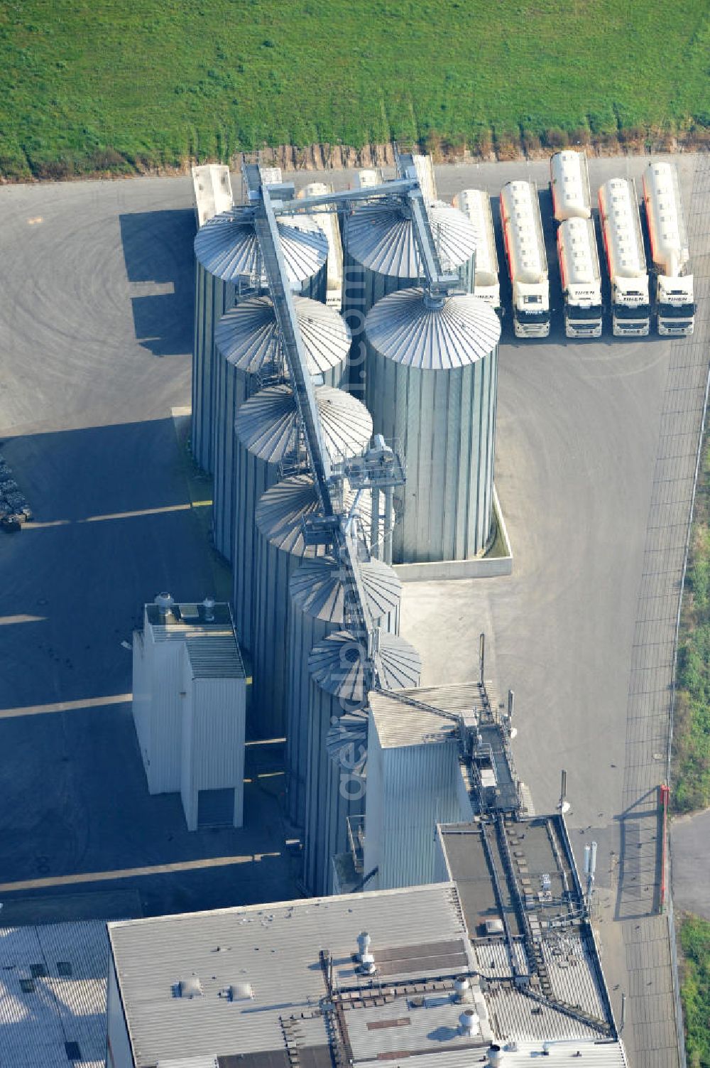 Bawinkel from the bird's eye view: Blick auf das Firmengelände des Landhandels und Kraftfutterwerk der Tihen GmbH & Co KG in Bawinkel / Niedersachsen. Die Marke TIBA Kraftfutter ist in der deutschen und europäischen Tierzucht und Landwirtschaft weit verbreitet. Premises of Tihen GmbH & Co KG in Bawinkel / Lower Saxony. The brand TIBA feed is in the German and European animal breeding and farming is widespread.