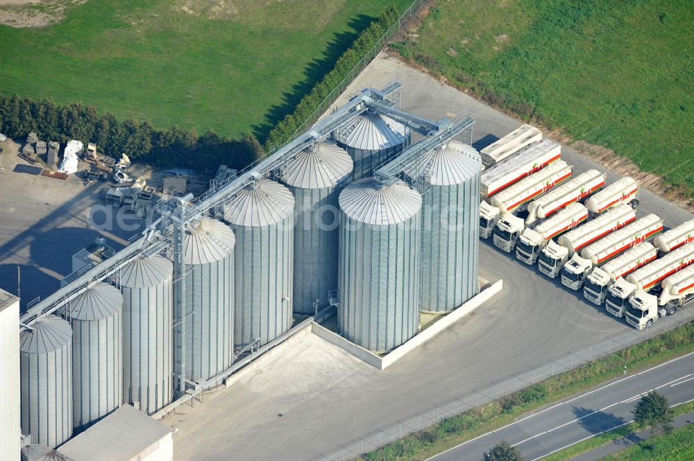 Bawinkel from the bird's eye view: Blick auf das Firmengelände des Landhandels und Kraftfutterwerk der Tihen GmbH & Co KG in Bawinkel / Niedersachsen. Die Marke TIBA Kraftfutter ist in der deutschen und europäischen Tierzucht und Landwirtschaft weit verbreitet. Premises of Tihen GmbH & Co KG in Bawinkel / Lower Saxony. The brand TIBA feed is in the German and European animal breeding and farming is widespread.