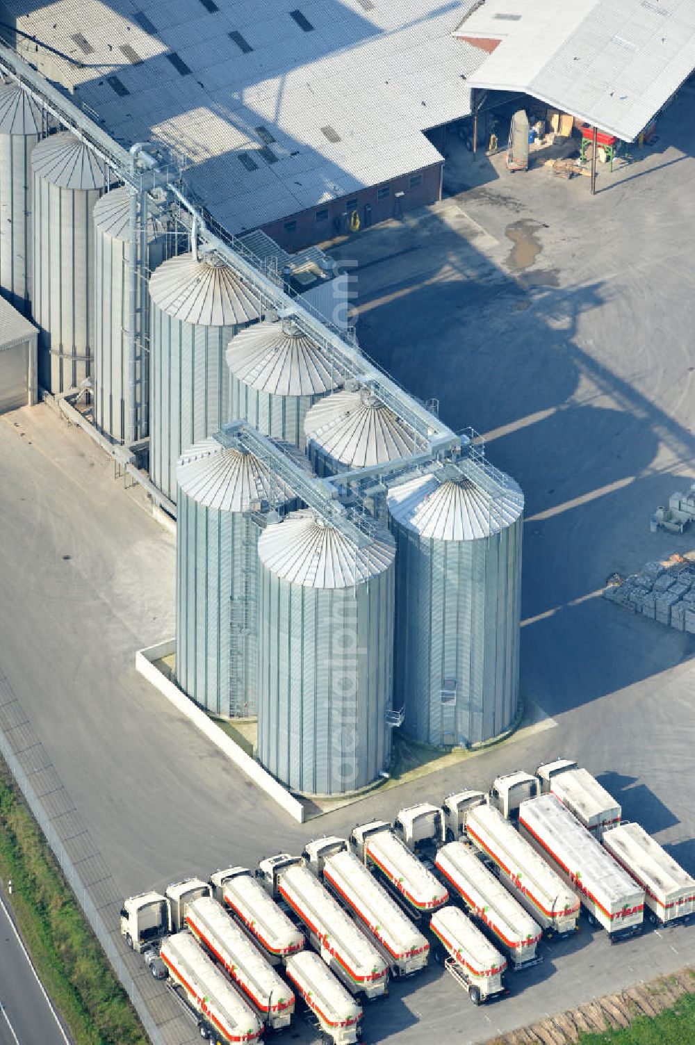 Bawinkel from above - Blick auf das Firmengelände des Landhandels und Kraftfutterwerk der Tihen GmbH & Co KG in Bawinkel / Niedersachsen. Die Marke TIBA Kraftfutter ist in der deutschen und europäischen Tierzucht und Landwirtschaft weit verbreitet. Premises of Tihen GmbH & Co KG in Bawinkel / Lower Saxony. The brand TIBA feed is in the German and European animal breeding and farming is widespread.