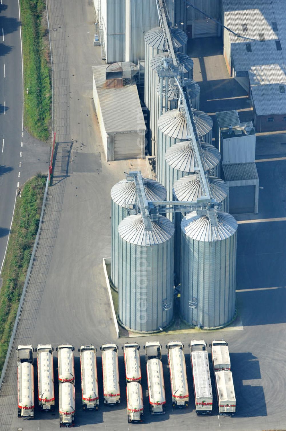 Bawinkel from the bird's eye view: Blick auf das Firmengelände des Landhandels und Kraftfutterwerk der Tihen GmbH & Co KG in Bawinkel / Niedersachsen. Die Marke TIBA Kraftfutter ist in der deutschen und europäischen Tierzucht und Landwirtschaft weit verbreitet. Premises of Tihen GmbH & Co KG in Bawinkel / Lower Saxony. The brand TIBA feed is in the German and European animal breeding and farming is widespread.