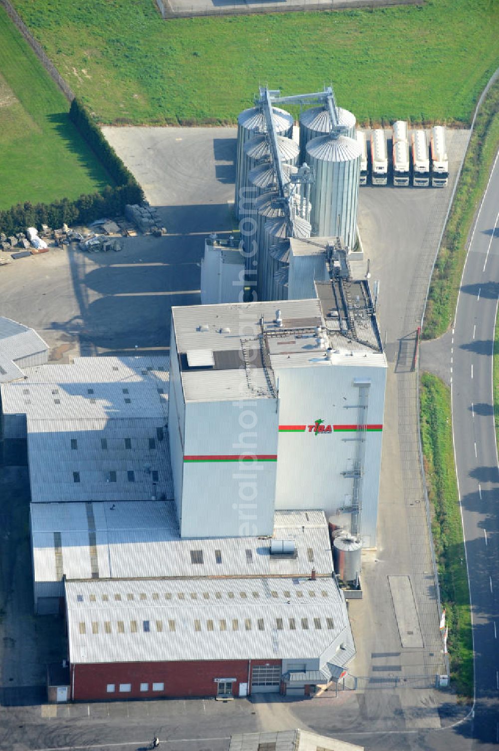 Aerial photograph Bawinkel - Blick auf das Firmengelände des Landhandels und Kraftfutterwerk der Tihen GmbH & Co KG in Bawinkel / Niedersachsen. Die Marke TIBA Kraftfutter ist in der deutschen und europäischen Tierzucht und Landwirtschaft weit verbreitet. Premises of Tihen GmbH & Co KG in Bawinkel / Lower Saxony. The brand TIBA feed is in the German and European animal breeding and farming is widespread.