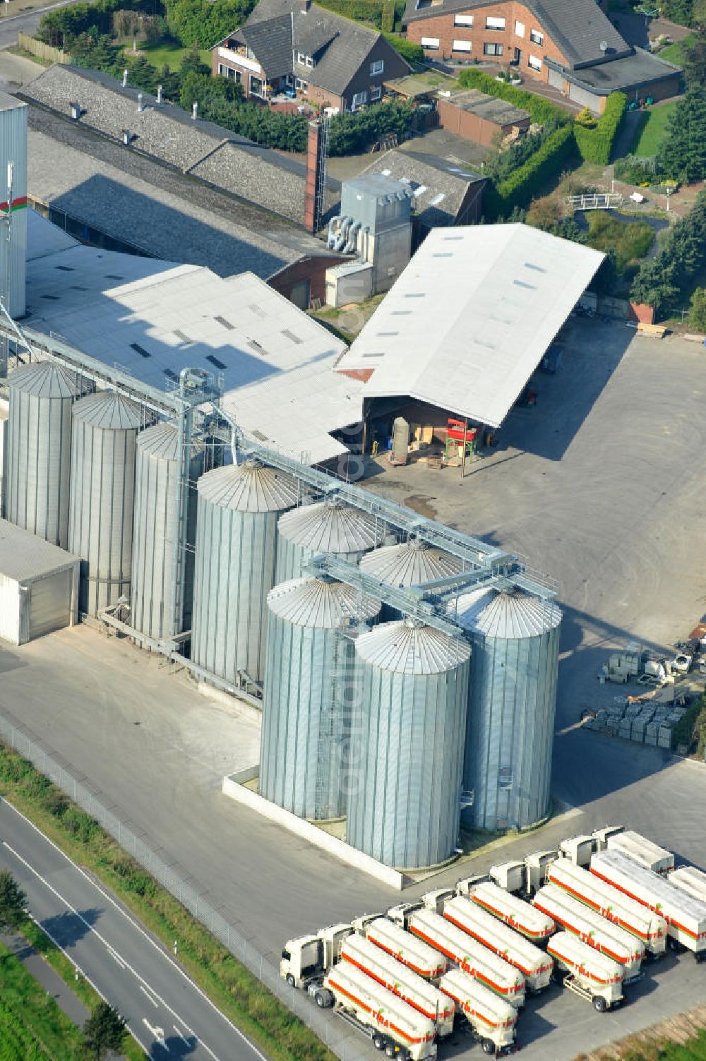 Aerial photograph Bawinkel - Blick auf das Firmengelände des Landhandels und Kraftfutterwerk der Tihen GmbH & Co KG in Bawinkel / Niedersachsen. Die Marke TIBA Kraftfutter ist in der deutschen und europäischen Tierzucht und Landwirtschaft weit verbreitet. Premises of Tihen GmbH & Co KG in Bawinkel / Lower Saxony. The brand TIBA feed is in the German and European animal breeding and farming is widespread.