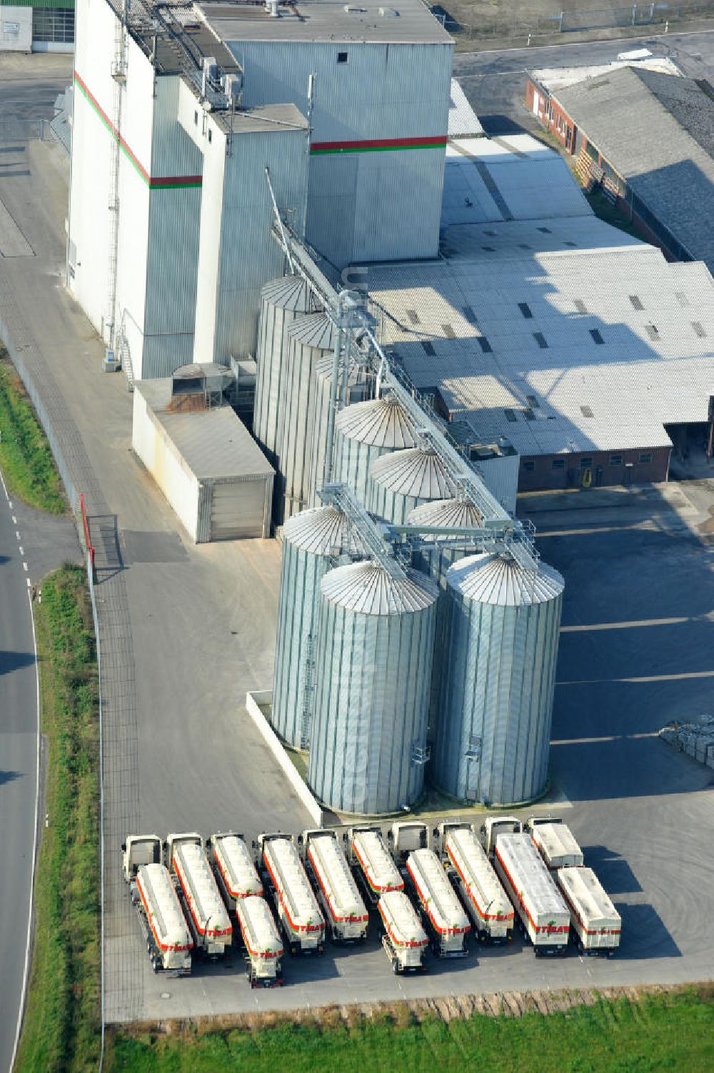 Bawinkel from above - Blick auf das Firmengelände des Landhandels und Kraftfutterwerk der Tihen GmbH & Co KG in Bawinkel / Niedersachsen. Die Marke TIBA Kraftfutter ist in der deutschen und europäischen Tierzucht und Landwirtschaft weit verbreitet. Premises of Tihen GmbH & Co KG in Bawinkel / Lower Saxony. The brand TIBA feed is in the German and European animal breeding and farming is widespread.