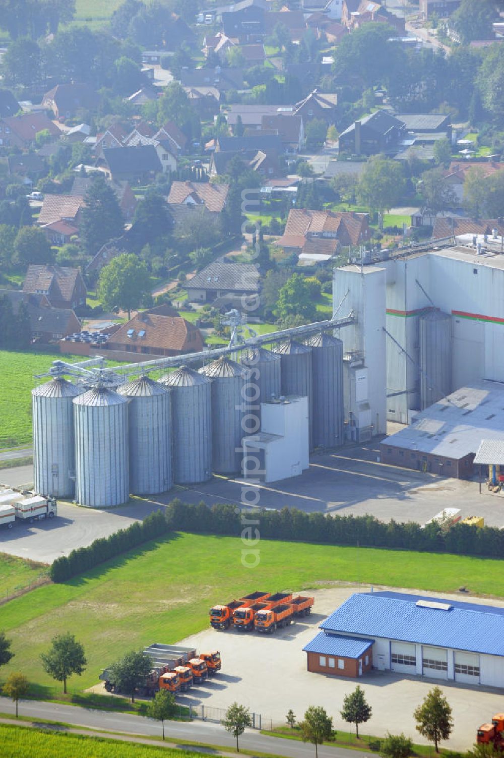 Bawinkel from the bird's eye view: Blick auf das Firmengelände des Landhandels und Kraftfutterwerk der Tihen GmbH & Co KG in Bawinkel / Niedersachsen. Die Marke TIBA Kraftfutter ist in der deutschen und europäischen Tierzucht und Landwirtschaft weit verbreitet. Premises of Tihen GmbH & Co KG in Bawinkel / Lower Saxony. The brand TIBA feed is in the German and European animal breeding and farming is widespread.