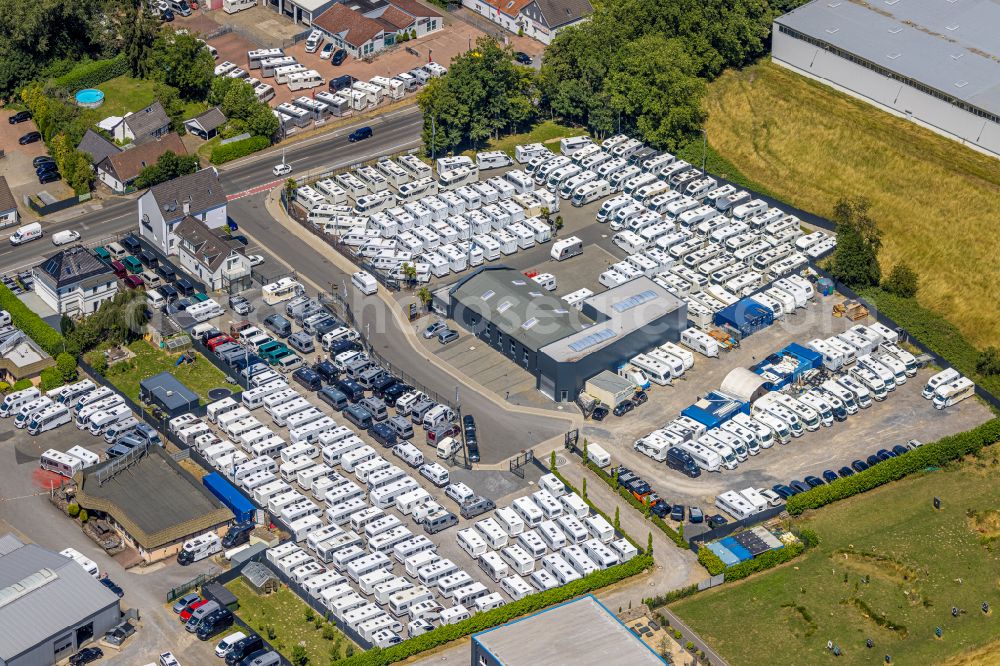 Aerial photograph Mülheim an der Ruhr - Premises of McRent Rhein-Ruhr GmbH with corporate buildings and parking in Muelheim an der Ruhr in North Rhine-Westphalia, Germany