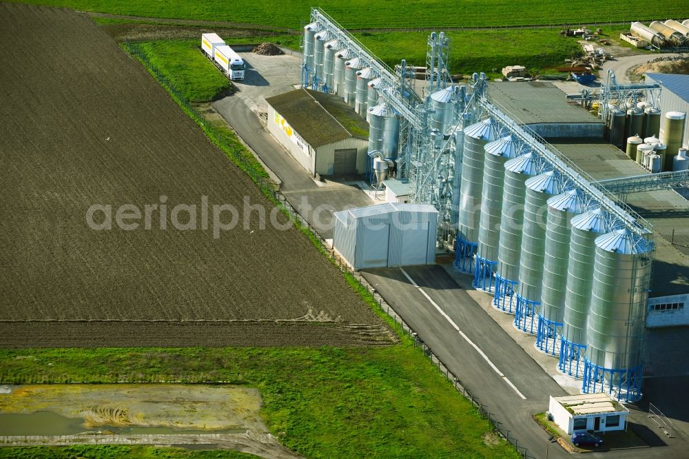 Aerial photograph Edderitz - Company grounds and facilities of MFL Mischfutter and Landhandel GmbH in the district Pfaffendorf in Edderitz in the state Saxony-Anhalt, Germany