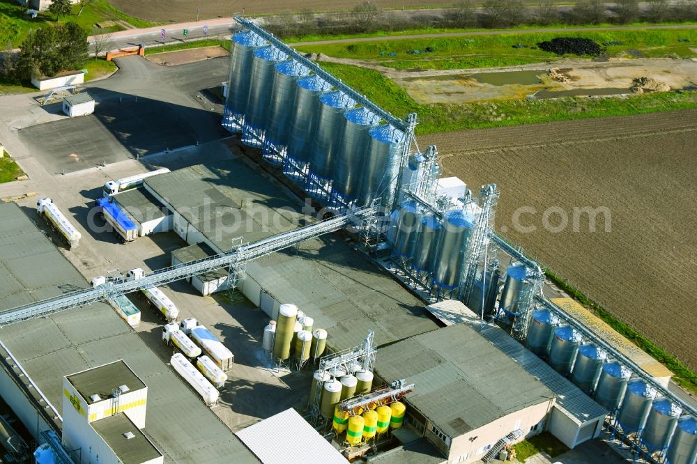 Aerial photograph Edderitz - Company grounds and facilities of MFL Mischfutter and Landhandel GmbH in the district Pfaffendorf in Edderitz in the state Saxony-Anhalt, Germany