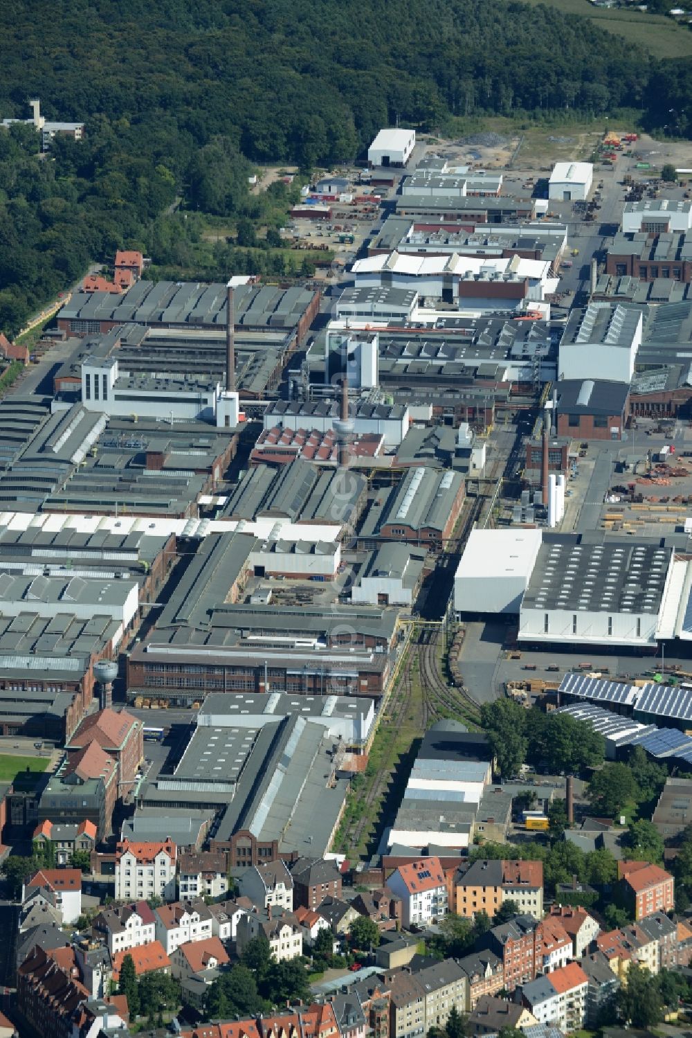 Osnabrück from the bird's eye view: Company grounds and facilities of KME Germany GmbH & Co. KG in Osnabrueck in the state of Lower Saxony. The compound with its halls, production facilities and technical facilities for the production of copper products is located in the Northeast of the town centre