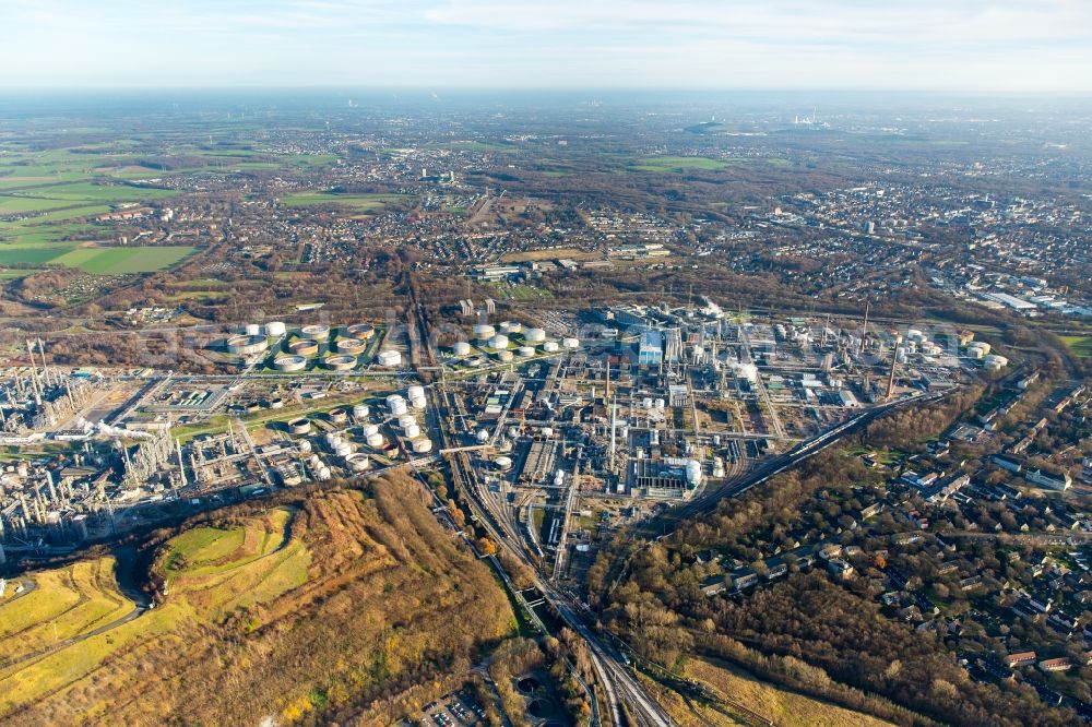 Gelsenkirchen from above - Company grounds and facilities of the oil refinery of BP and the Ruhr Oel GmbH Sabic in Gelsenkirchen in the state North Rhine-Westphalia