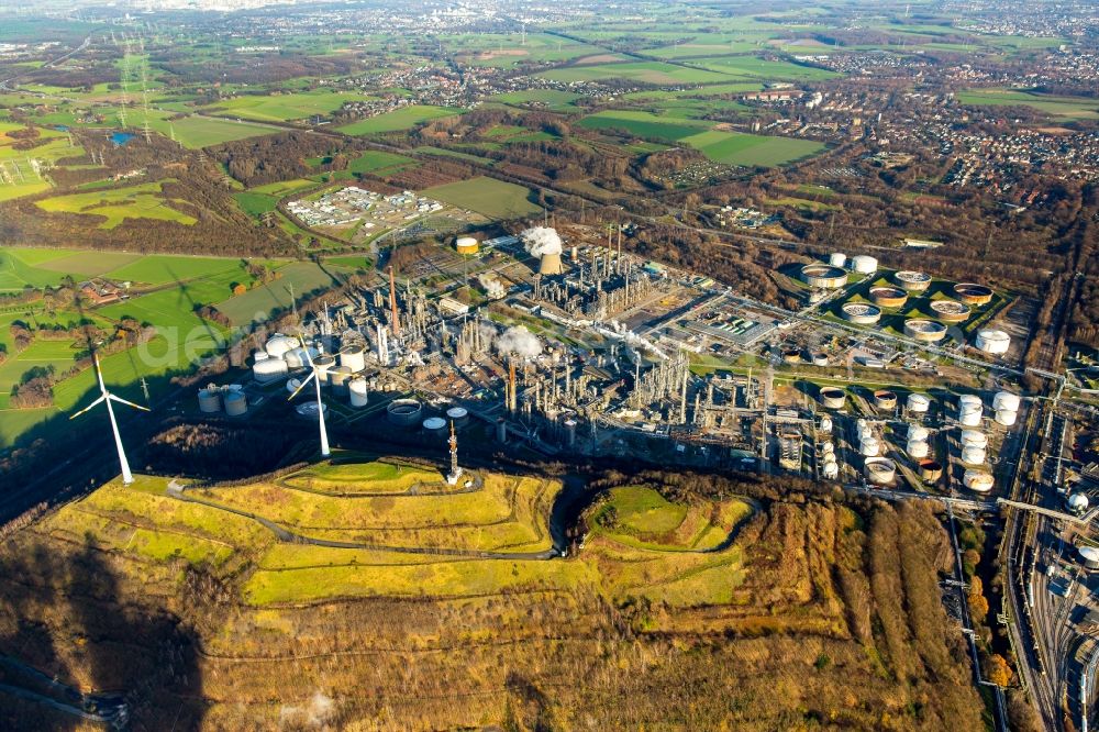 Gelsenkirchen from the bird's eye view: Company grounds and facilities of the oil refinery of BP and the Ruhr Oel GmbH Sabic in Gelsenkirchen in the state North Rhine-Westphalia