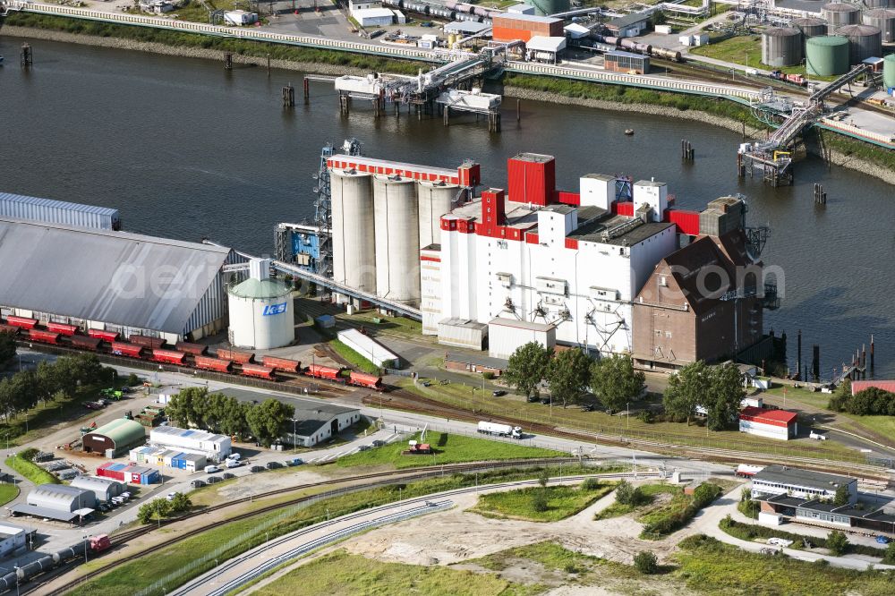 Aerial photograph Hamburg - Company grounds and facilities of Silo P. Kruse Betriebs-GmbH & Co. KG on street Blumensand in Hamburg, Germany