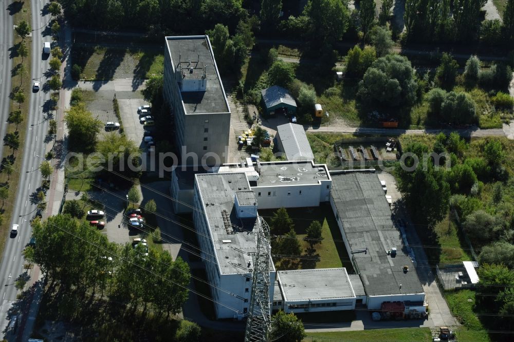 Berlin from above - Premises of Wahl Elektrotechnik GmbH with its company buildings on Bitterfelder Strasse in the district of Marzahn-Hellersdorf in Berlin