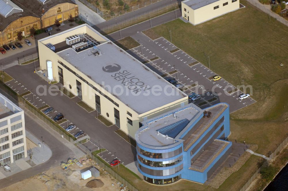 Berlin from above - Blick auf den Firmensitz der Silicon Sensor International AG im Stadtteil Oberschöneweide. Silicon Sensor produziert u.a. unterschiedlichste Fotodioden, Platinen, Fotodetektoren und Medizintechnik. Kontakt: Silicon Sensor International AG, Wilhelminenhofstraße 76-77, 12459 Berlin, Tel. +49(0)30 639923-99, Fax +49(0)30 639923-33, info@silicon-sensor.de