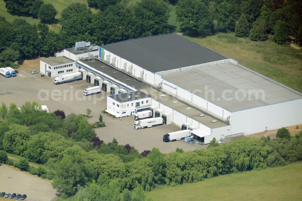 Garbsen from the bird's eye view: Site of the logistics company Transthermos in the commerce area Garbsen-East in Garbsen in the state of Lower Saxony. The commercial area includes several halls, storage facilities, company buildings and parking lots. It is located adjacent to a field in the East of the town centre. The company is located in a complex on the edge of the area