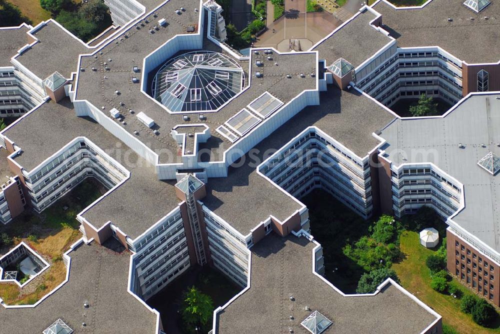 Aerial image Frankfurt - Blick auf die Firmenzentrale der Bobach Beteiligungsgesellschaft GmbH / mb capital GmbH an der Lirgiallee / Olof-Palme-Straße in Frankfurt / Main