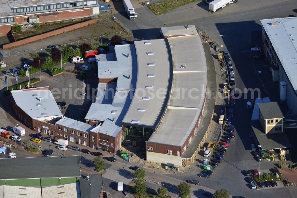 Cuxhaven from the bird's eye view: View of the industrial buildings number 7 and 8 with the roofed over Ohrloggenstrasse and the adjacent Neufelder Strasse in Cuxhaven in Lower Saxony