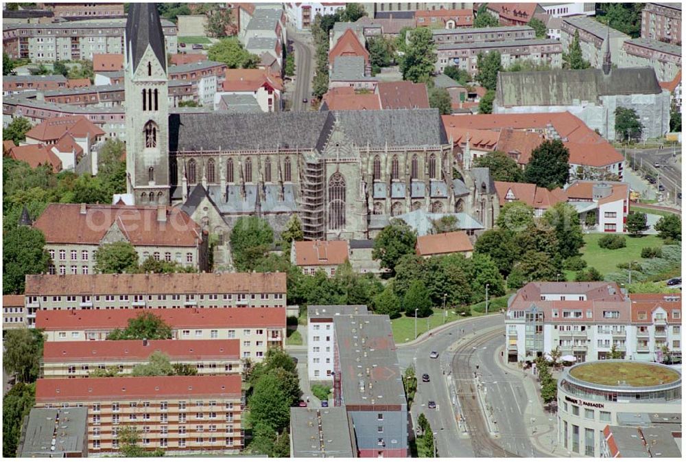 Halberstadt from above - 22.08.2004, Blick auf den Fischmarkt in Halberstadt mit den Rathaus Passagen und Wohnbauten der HaWoGe sowie Blick auf den Halberstädter Dom St. Stephanus.