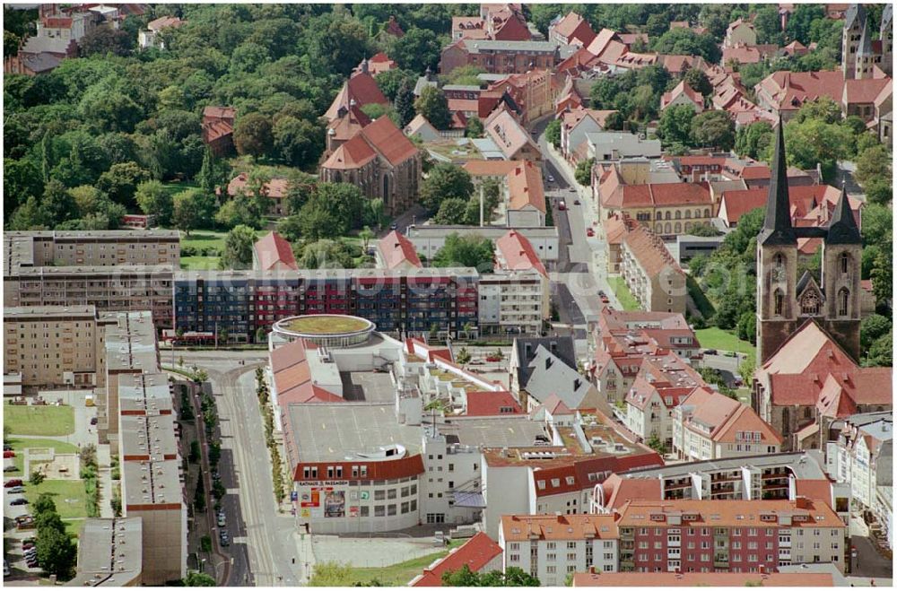 Aerial photograph Halberstadt - 22.08.2004, Blick auf den Fischmarkt in Halberstadt mit den Rathaus Passagen und Wohnbauten der HaWoGe sowie der Martinikirche