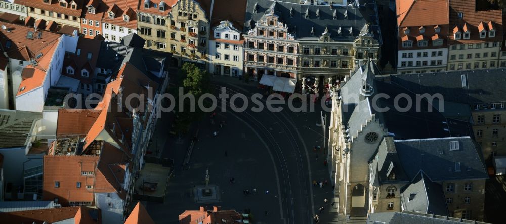 Erfurt from the bird's eye view: Ensemble space Fischmarkt in the inner city center in Erfurt in the state Thuringia