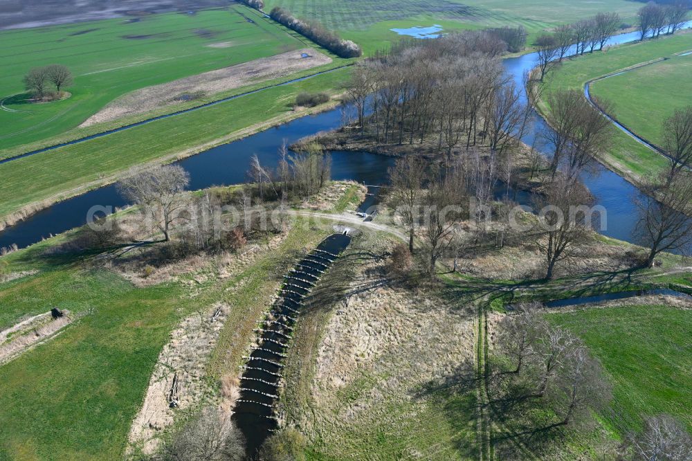 Aerial photograph Matzlow-Garwitz - Fish ladder and barrage on the bank of the river course Mueritz-Elde-Wasserstrasse in Matzlow-Garwitz in the state Mecklenburg - Western Pomerania, Germany