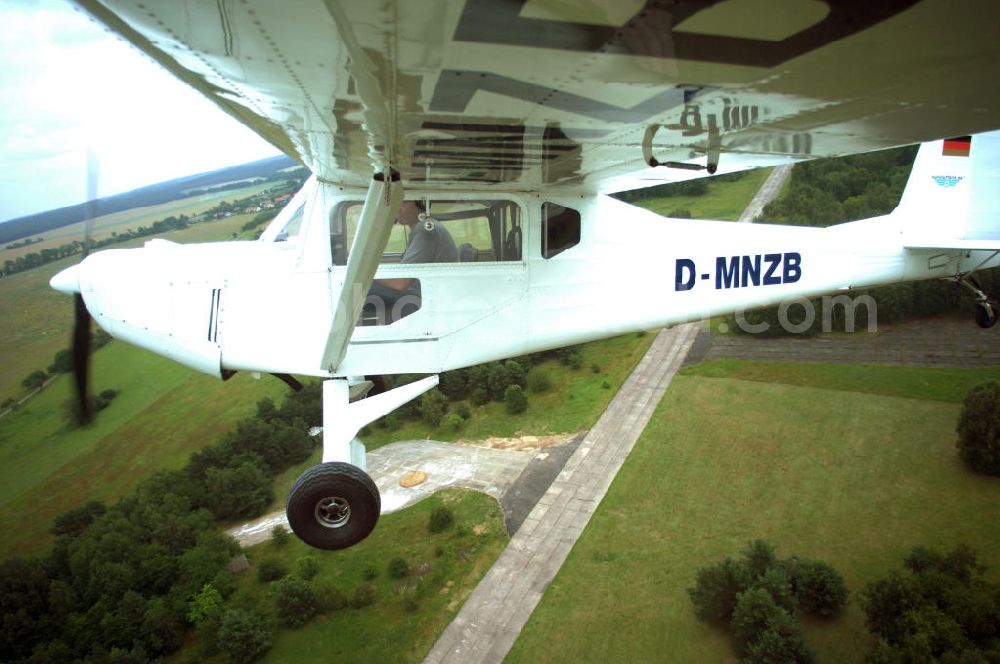 Werneuchen from the bird's eye view: Fisheye-Perspektive auf das Ultraleichtflugzeug WT-01 der Agentur bei einem Flug in der Nähe des Flugplatzes Werneuchen.