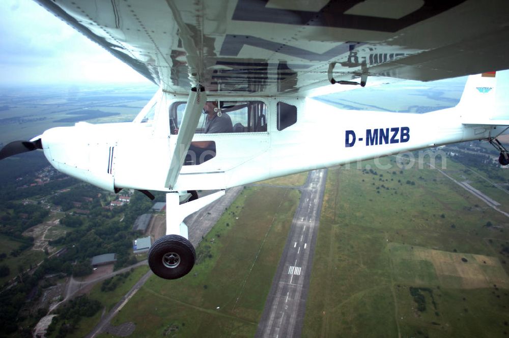 Werneuchen from the bird's eye view: Fisheye-Perspektive auf das Ultraleichtflugzeug WT-01 der Agentur bei einem Flug in der Nähe des Flugplatzes Werneuchen.