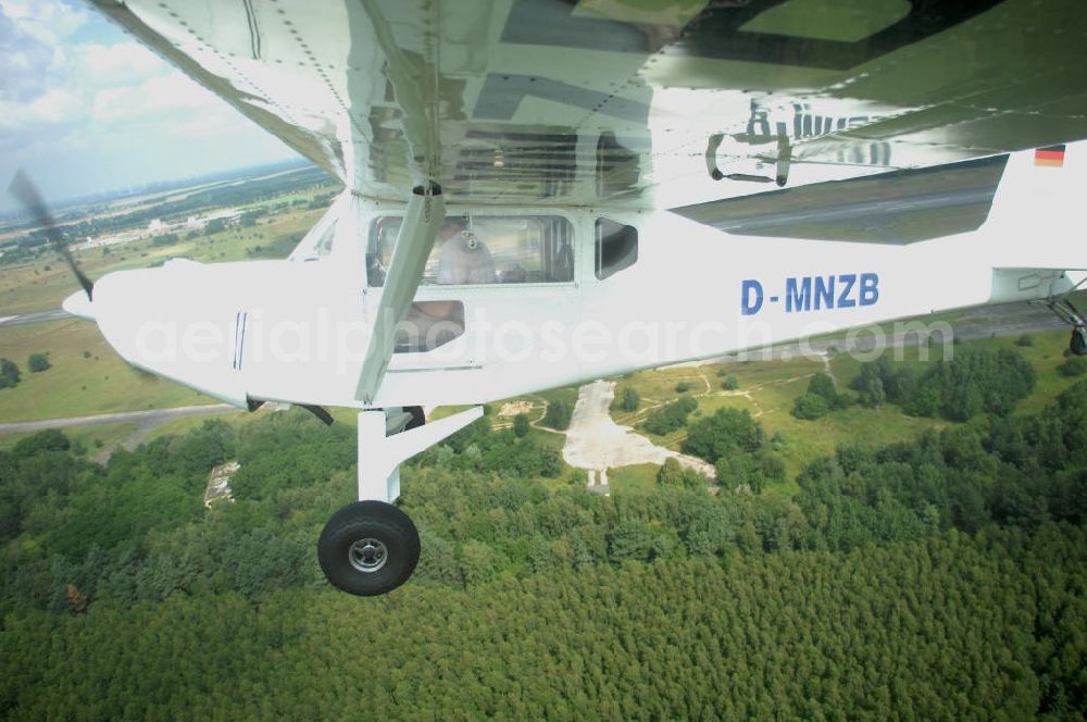 Werneuchen from above - Fisheye-Perspektive auf das Ultraleichtflugzeug WT-01 der Agentur bei einem Flug in der Nähe des Flugplatzes Werneuchen.