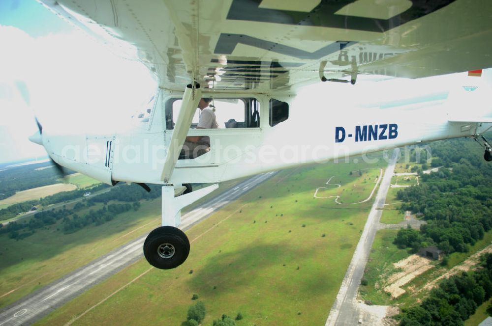 Werneuchen from the bird's eye view: Fisheye-Perspektive auf das Ultraleichtflugzeug WT-01 der Agentur bei einem Flug in der Nähe des Flugplatzes Werneuchen.