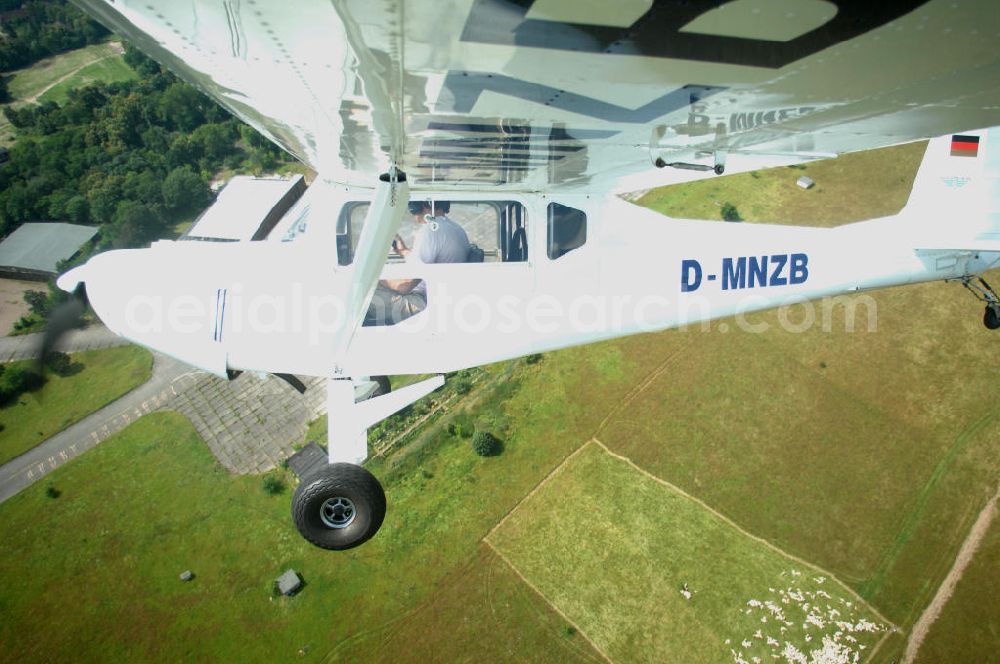 Werneuchen from the bird's eye view: Fisheye-Perspektive auf das Ultraleichtflugzeug WT-01 der Agentur bei einem Flug in der Nähe des Flugplatzes Werneuchen.