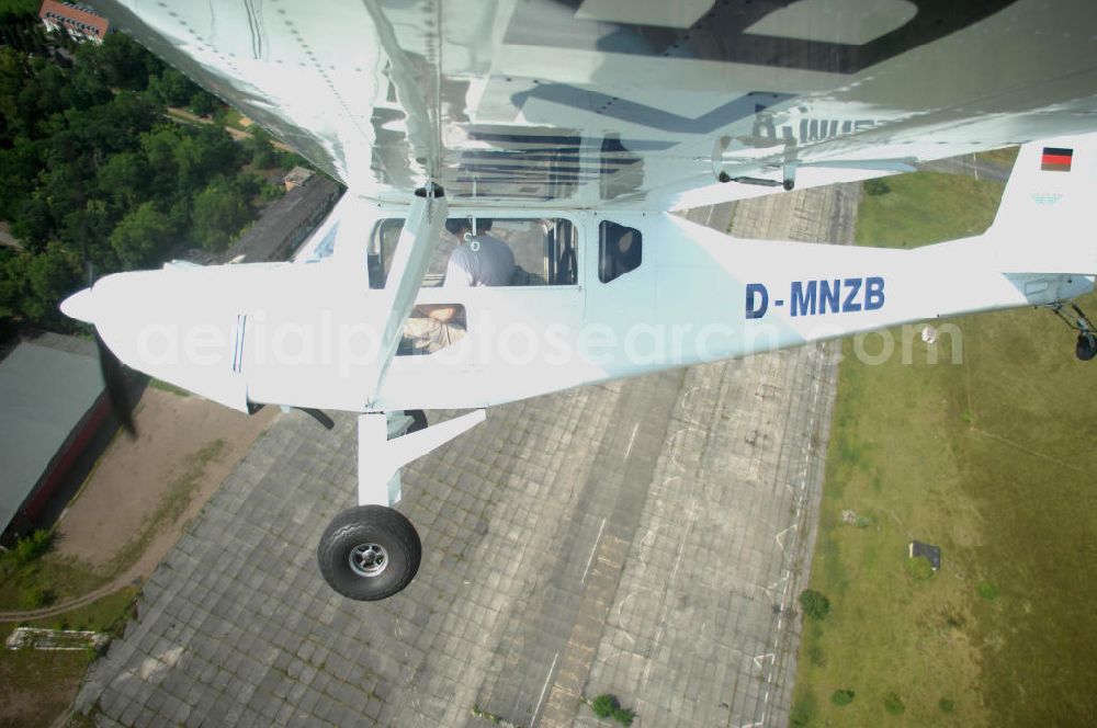 Werneuchen from above - Fisheye-Perspektive auf das Ultraleichtflugzeug WT-01 der Agentur bei einem Flug in der Nähe des Flugplatzes Werneuchen.