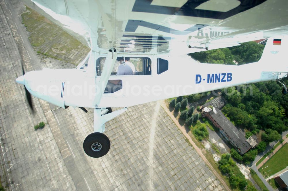 Werneuchen from the bird's eye view: Fisheye-Perspektive auf das Ultraleichtflugzeug WT-01 der Agentur bei einem Flug in der Nähe des Flugplatzes Werneuchen.