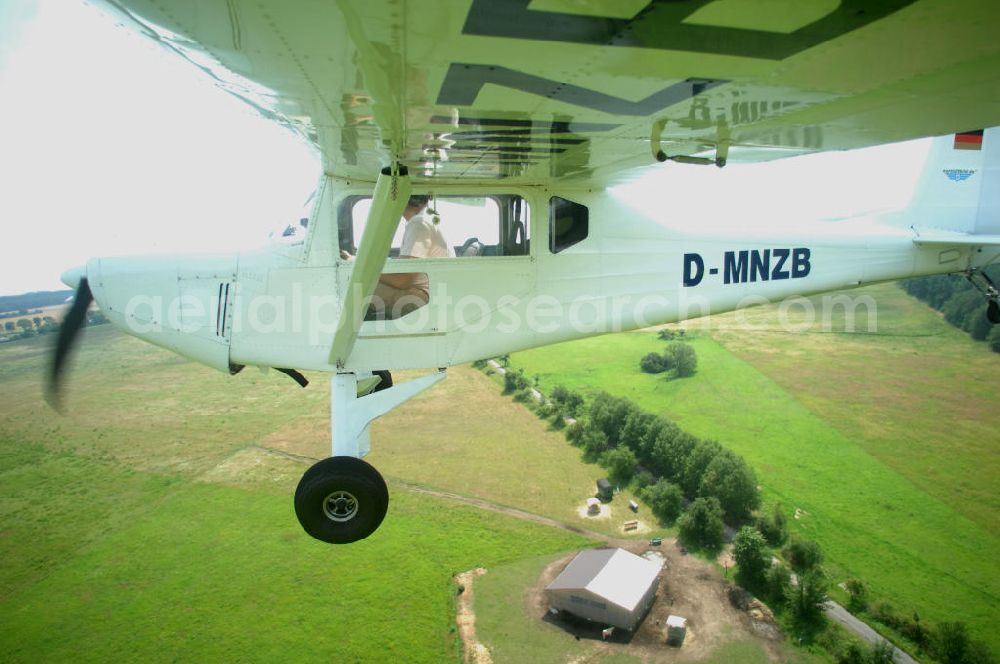 Werneuchen from the bird's eye view: Fisheye-Perspektive auf das Ultraleichtflugzeug WT-01 der Agentur bei einem Flug in der Nähe des Flugplatzes Werneuchen.