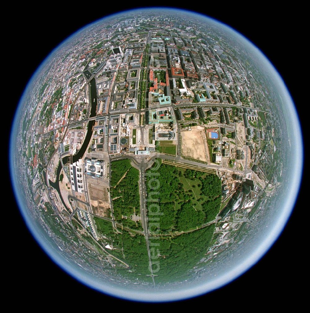 Aerial image Berlin - Fisheye- Vogelperspektive auf das Gelände des Berliner Tiergarten am Brandenburger Tor, Pariser Platz; Straße Unter den Linden. Links im Bild das Gelände des Regierungsviertels mit dem Reichstag und den Bundesbauten.