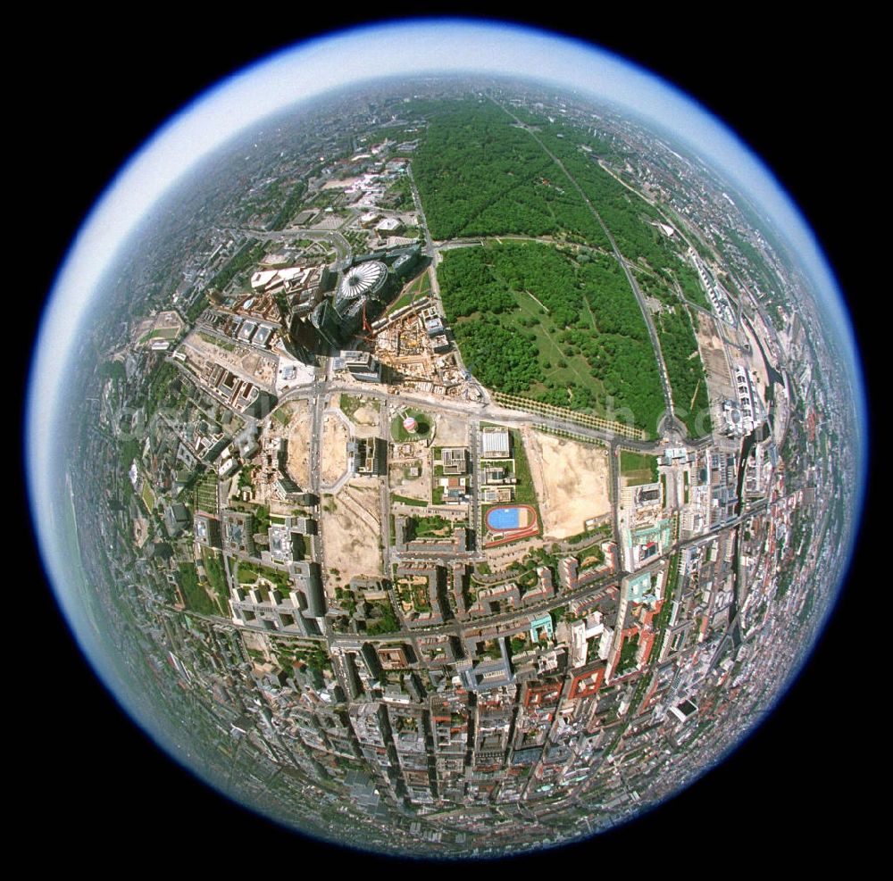 Aerial image Berlin - Fisheye- Vogelperspektive auf das Gelände des Berliner Tiergarten mit dem Potsdamer Platz, Leipziger Platz und den Baustellen zum Beisheim-Center sowie Holocaust-Denkmal. Rechts unten im Bild das Brandenburger Tor, Pariser Platz und die angrenzende Straße Unter den Linden.