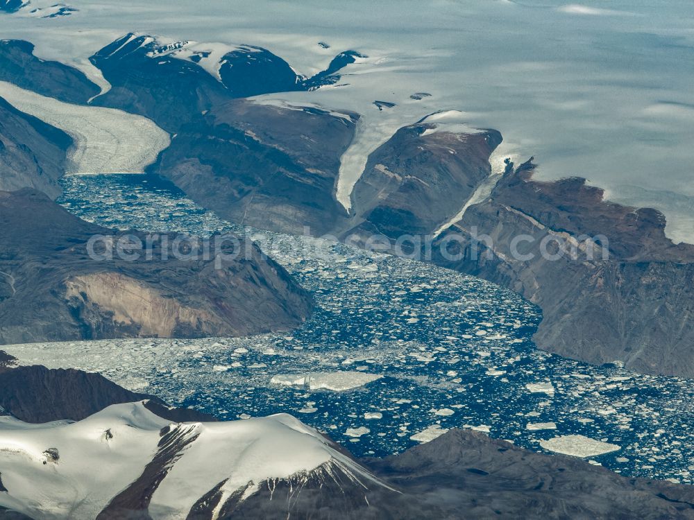 Aerial photograph Vandreblok - Fjords with lake and valley glaciers in the rock and mountain landscape Scoresby Sund Fjord System in Vandreblok in Sermersooq, Greenland