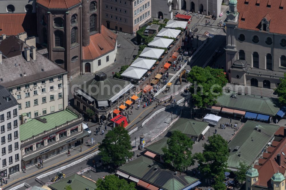 Aerial photograph München - Shopping street am Petersplatz with Verkaufsstaenden on Viktuialienmarkt in Munich in the state Bavaria, Germany