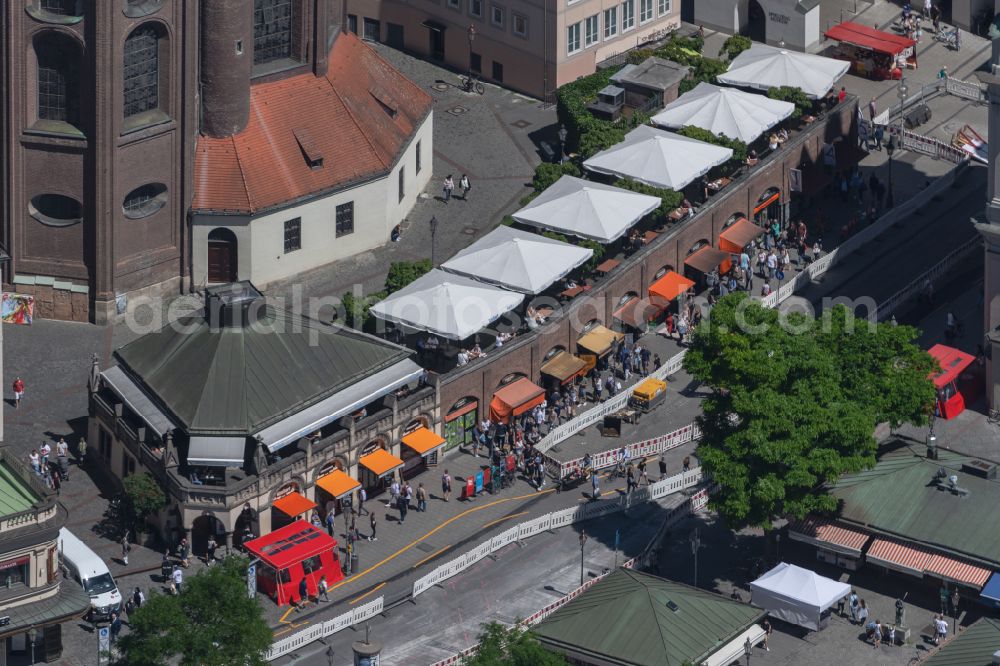 München from above - Shopping street am Petersplatz with Verkaufsstaenden on Viktuialienmarkt in Munich in the state Bavaria, Germany