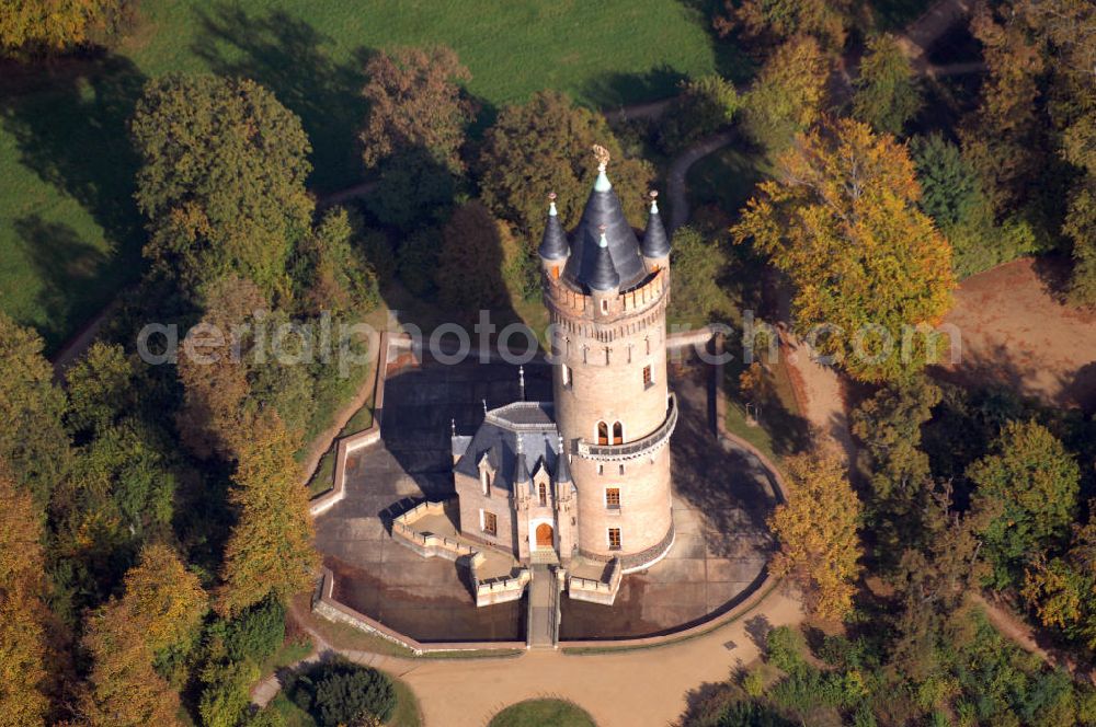 Aerial image Potsdam - Der Flatowturm wurde in den Jahren 1853-1856 anstelle einer abgebrannten holländischen Windmühle errichtet. Seinen Namen erhielt das Aussichtsgebäude nach der Domäne Flatow in Westpreußen, aus deren Einnahmen der Bau finanziert wurde. Ausserdem ist er ein 46 Meter hoher Wohnturm nach dem Vorbild des Eschenheimer Torturms, aus dem 15. Jahrhundert, in Frankfurt am Main. Adresse: Babelsberg, Flatowturm, Park Babelsberg 12, 14482 Potsdam; Tel.: 0331/ 9694249