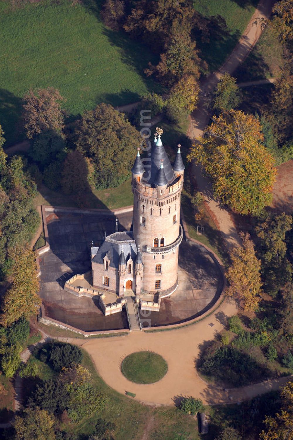 Aerial photograph Potsdam - Der Flatowturm wurde in den Jahren 1853-1856 anstelle einer abgebrannten holländischen Windmühle errichtet. Seinen Namen erhielt das Aussichtsgebäude nach der Domäne Flatow in Westpreußen, aus deren Einnahmen der Bau finanziert wurde. Ausserdem ist er ein 46 Meter hoher Wohnturm nach dem Vorbild des Eschenheimer Torturms, aus dem 15. Jahrhundert, in Frankfurt am Main. Adresse: Babelsberg, Flatowturm, Park Babelsberg 12, 14482 Potsdam; Tel.: 0331/ 9694249