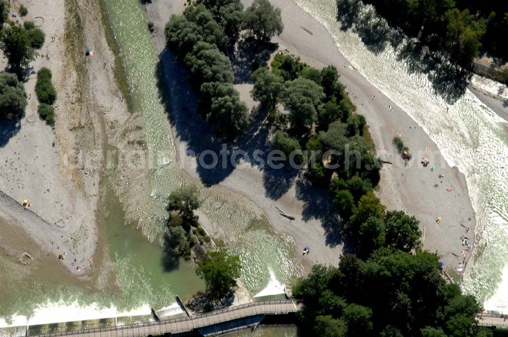 München from the bird's eye view: Blick auf die Isar-Badeinseln und den Flauchersteg. Munich 2007/07/14 Isle on the river Isar with people. Down right, the footbridge Flauchersteg.