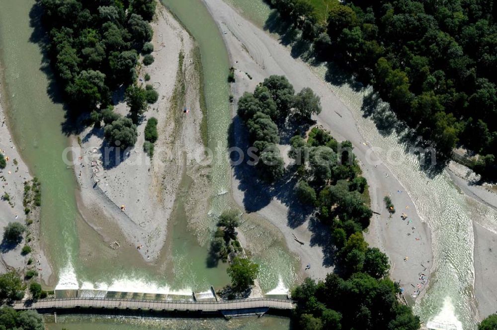 Aerial image München - Blick auf die Isar-Badeinseln und den Flauchersteg. Munich 2007/07/14 Isle on the river Isar with people. Down right, the footbridge Flauchersteg.