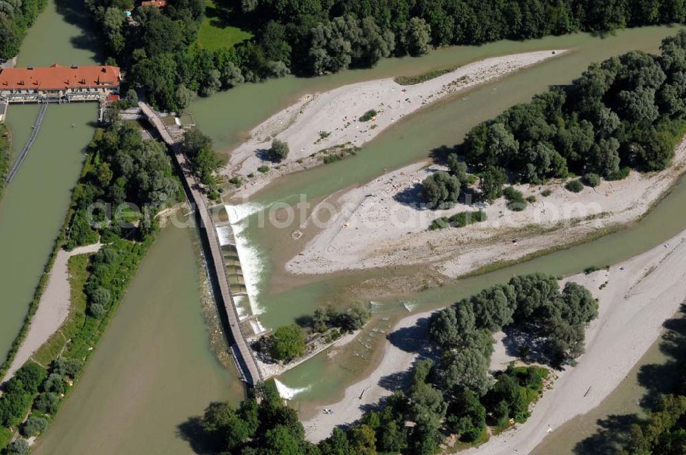 Aerial photograph München - Blick auf die Isar-Badeinseln und den Flauchersteg. Munich 2007/07/14 Island on the river Isar were people can go swim. Down right, the footbridge Flauchersteg.