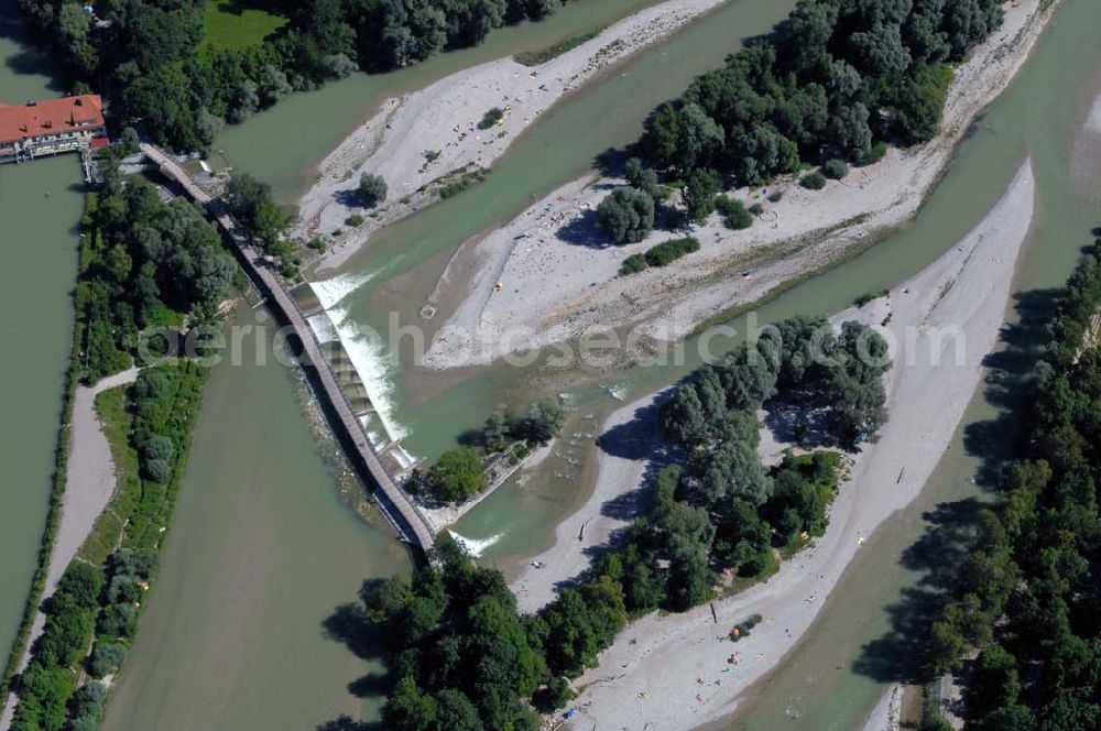 München from the bird's eye view: Blick auf die Isar-Badeinseln und den Flauchersteg. Munich 2007/07/14 Isle on the river Isar with people. Down right, the footbridge Flauchersteg.