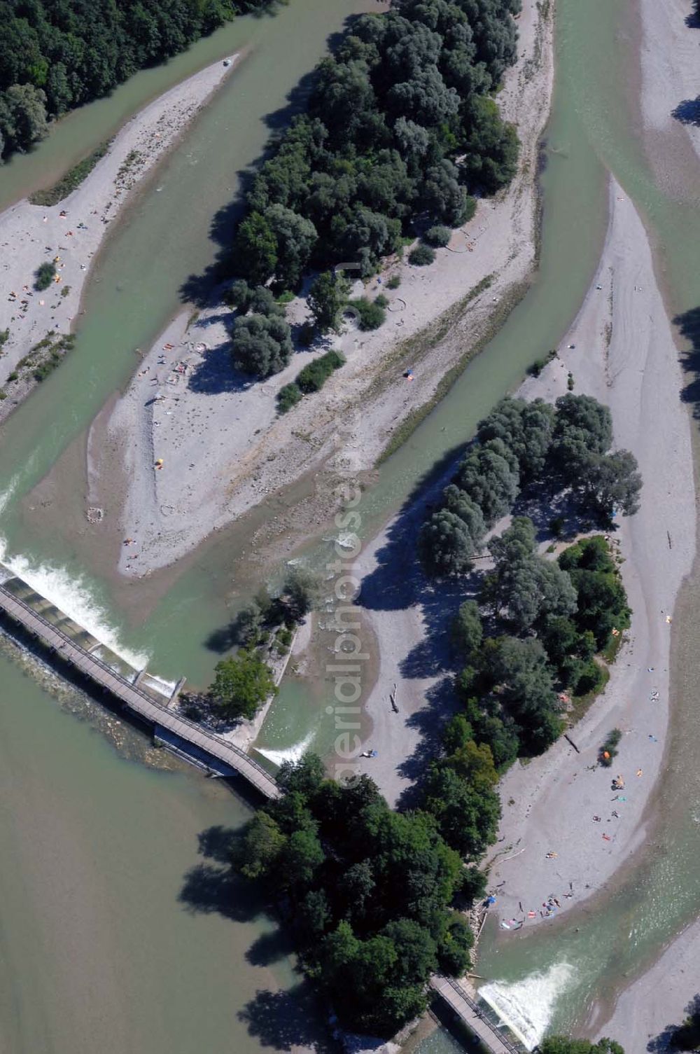 Aerial image München - Blick auf die Isar-Badeinseln und den Flauchersteg. Munich 2007/07/14 Isle on the river Isar with people. Down right, the footbridge Flauchersteg.